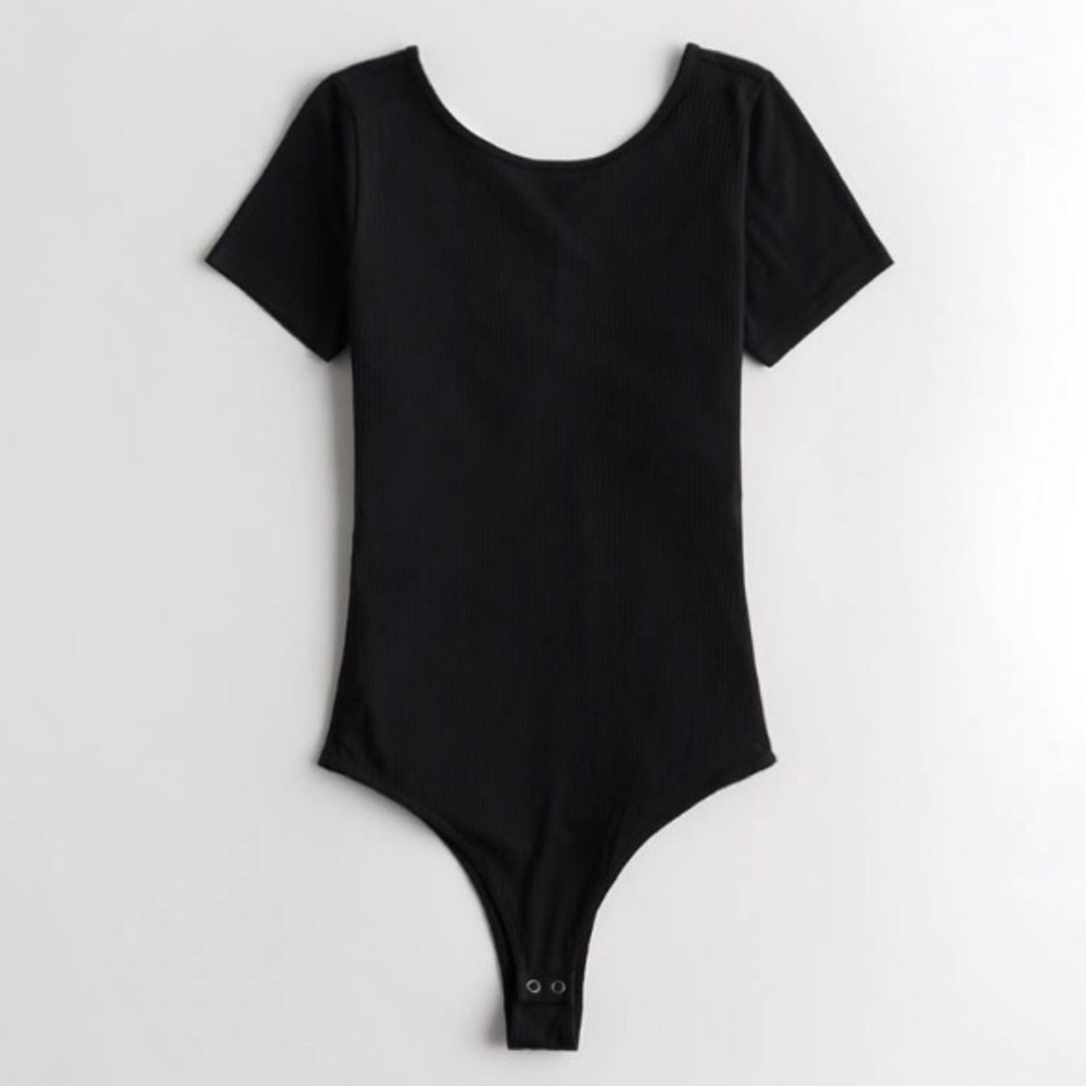 🛍HOLLISTER SUPER CHEEKY BODYSUIT✨